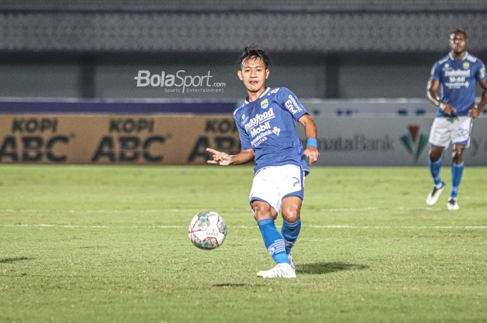 Gelandang Persib Bandung, Beckham Putra Nugraha, sedang mengoper bola dalam laga pekan keempat Liga 1 2021 di Stadion Indomilk Arena, Tangerang, Banten, 23 September 2021.