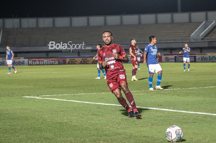 Penyerang Borneo FC, Boaz Solossa, sedang bertanding dalam laga pekan keempat Liga 1 2021 di Stadion Indomilk Arena, Tangerang, Banten, 23 September 2021.