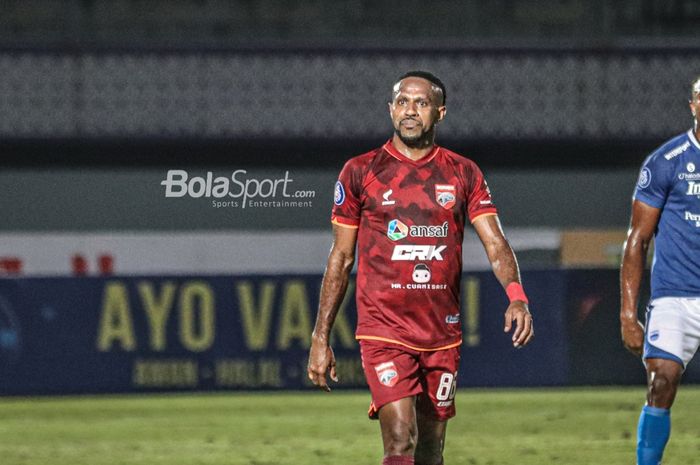 Penyerang Borneo FC, Boaz Solossa, sedang bertanding dalam laga pekan keempat Liga 1 2021 di Stadion Indomilk Arena, Tangerang, Banten, 23 September 2021.