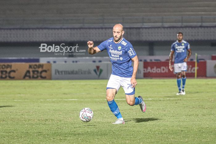 Gelandang Persib Bandung, Mohammed Rashid, sedang menguasai bola dalam laga pekan keempat Liga 1 2021 di Stadion Indomilk Arena, Tangerang, Banten, 23 September 2021.