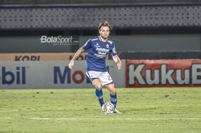 Gelandang Persib Bandung, Marc Klok, sedang menguasai bola dalam laga pekan keempat Liga 1 2021 di Stadion Indomilk Arena, Tangerang, Banten, 23 September 2021.