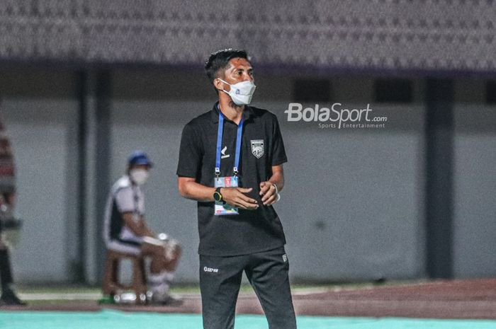 Pelatih Borneo FC, Ahmad Amiruddin, sedang memantau para pemainnya dalam laga pekan keempat Liga 1 2021 di Stadion Indomilk Arena, Tangerang, Banten, 23 September 2021.