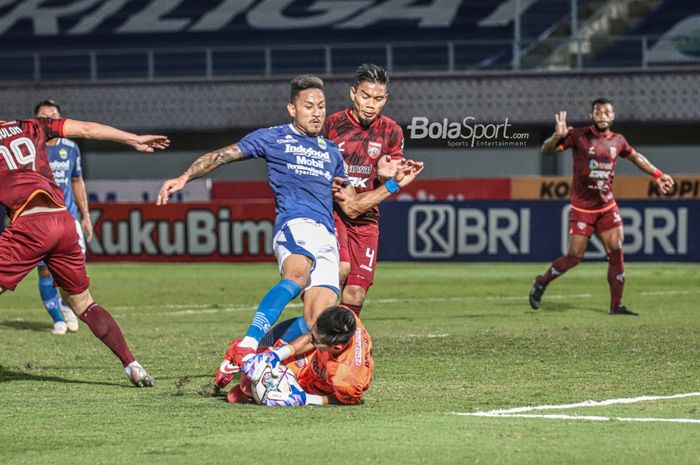 Striker Persib Bandung, Wander Luiz (kiri), sedang merebut bola dengan kiper Borneo FC, Angga Saputro, dan dibayangi rekannya, Wildansyah (kanan), dalam laga pekan keempat Liga 1 2021 di Stadion Indomilk Arena, Tangerang, Banten, 23 September 2021.