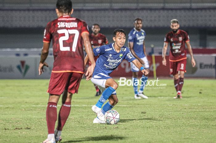 Gelandang Persib Bandung, Beckham Putra Nugraha, sedang menguasai bola dalam laga pekan keempat Liga 1 2021 di Stadion Indomilk Arena, Tangerang, Banten, 23 September 2021.