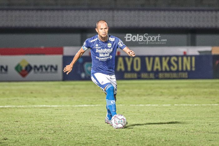 Bek sayap kanan Persib Bandung, Supardi Nasir, sedang menguasai bola dalam laga pekan keempat Liga 1 2021 di Stadion Indomilk Arena, Tangerang, Banten, 23 September 2021.