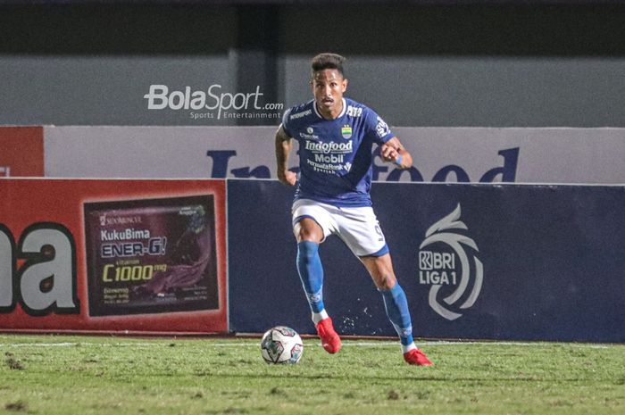 Striker Persib Bandung, Wander Luiz, sedang menggiring bola dalam laga pekan keempat Liga 1 2021 di Stadion Indomilk Arena, Tangerang, Banten, 23 September 2021.