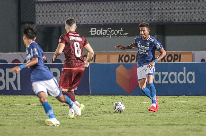 Striker Persib Bandung, Wander Luiz (kanan), sedang menguasai bola dalam laga pekan keempat Liga 1 2021 di Stadion Indomilk Arena, Tangerang, Banten, 23 September 2021.