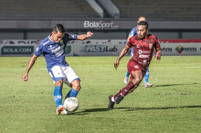 Pemain sayap kanan Persib Bandung, Febri Hariyadi (kiri), nampak sedang melakukan operan dan dibayangi oleh pilar Borneo FC, Terens Puhiri (kanan), dalam laga pekan keempat Liga 1 2021 di Stadion Indomilk Arena, Tangerang, Banten, 23 September 2021.