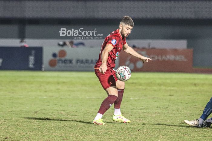 Gelandang Borneo FC, Nuriddin Davronov, sedang menguasai bola dalam laga pekan keempat Liga 1 2021 di Stadion Indomilk Arena, Tangerang, Banten, 23 September 2021.