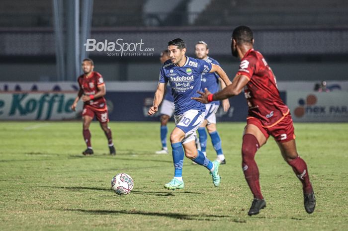 Pemain sayap kiri Persib Bandung, Esteban Vizcarra, sedang menguasai bola dalam laga pekan keempat Liga 1 2021 di Stadion Indomilk Arena, Tangerang, Banten, 23 September 2021.