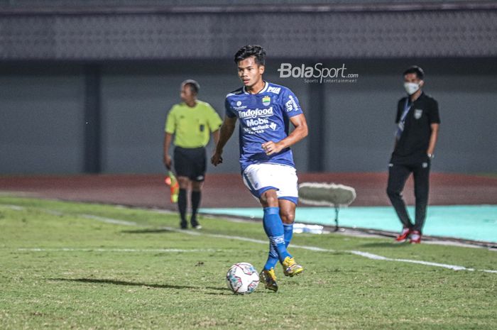 Bek sayap kanan Persib Bandung, Bayu Mohamad Fiqri, sedang menguasai bola dalam laga pekan keempat Liga 1 2021 di Stadion Indomilk Arena, Tangerang, Banten, 23 September 2021.