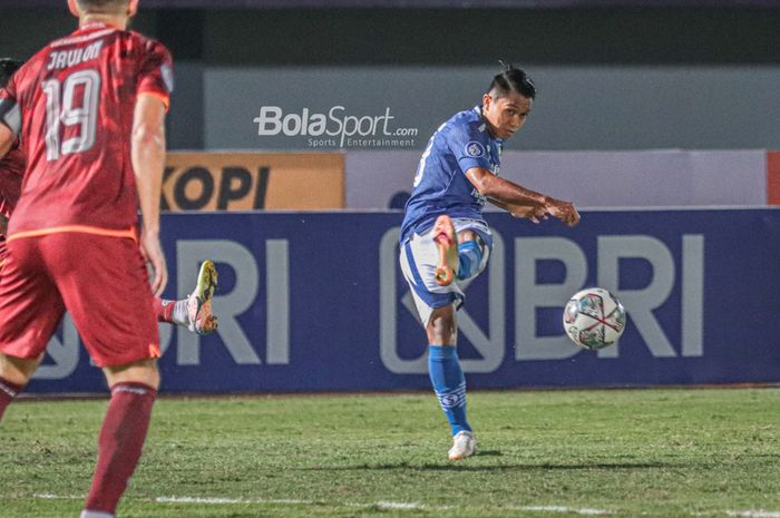 Pemain sayap kanan Persib Bandung, Febri Hariyadi, nampak sedang melakukan tendangan ke arah gawang dalam laga pekan keempat Liga 1 2021 di Stadion Indomilk Arena, Tangerang, Banten, 23 September 2021.