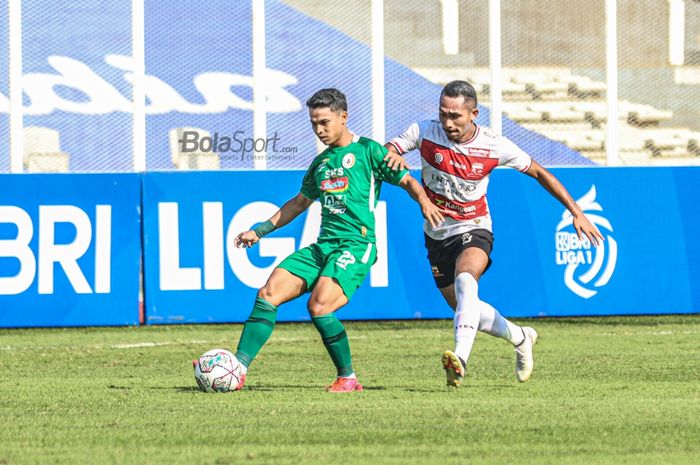 Pemain sayap kanan PSS Sleman, Irkham Zahrul Mila (kiri), sedang dibayangi oleh pemain Madura United, Dodi Alekvan Djin (kanan), dalam laga pekan keempat Liga 1 2021 di Stadion Madya, Senayan, Jakarta, 25 September 2021.