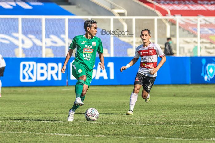 Gelandang PSS Sleman, Misbakus Solikin (kiri), sedang menguasai bola dan dibayangi oleh pemain Madura United, Slamet Nurcahyo (kanan), dalam laga pekan keempat Liga 1 2021 di Stadion Madya, Senayan, Jakarta, 25 September 2021.