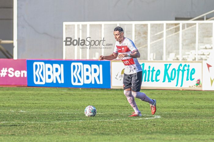 Bek Madura United, Jaimerson Xavier, sedang menguasai bola dalam laga pekan keempat Liga 1 2021 di Stadion Madya, Senayan, Jakarta, 25 September 2021.