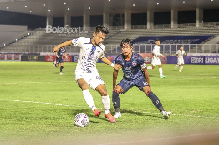 Bek sayap kanan PSIS Semarang, Fredyan Wahyu Sugiyantoro (kiri), sedang menguasai bola dan dibayangi oleh pemain Arema FC, Johan Alfarizie (kanan), dalam laga pekan keempat Liga 1 2021 di Stadion Madya, Senayan, Jakarta, 25 September 2021.