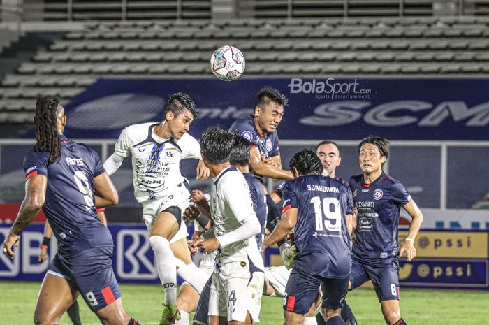 Pemain PSIS Semarang, Septian David Maulana (kiri), sedang menyundul bola dan berusaha dihalangi Rizky Dwi Febrianto (kanan) dan beberapa pemain Arema FC lainnya dalam laga pekan keempat Liga 1 2021 di Stadion Madya, Senayan, Jakarta, 25 September 2021.