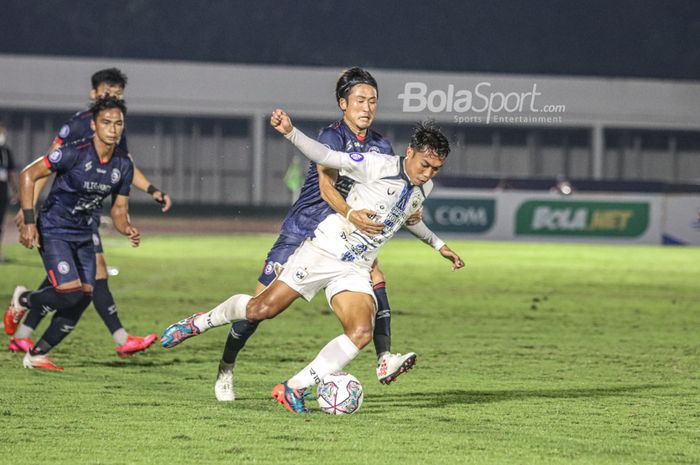 Pemain PSIS Semarang, Riyan Ardiansyah (kanan), sedang menguasai bola dan dijaga ketat oleh pilar Arema FC, Renshi Yamaguchi (kiri), dalam laga pekan keempat Liga 1 2021 di Stadion Madya, Senayan, Jakarta, 25 September 2021.