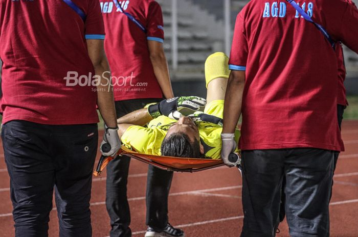 Kiper PSIS Semarang, Jandia Eka Putra, nampak sedang ditandu keluar lapangan saat laga pekan keempat Liga 1 2021 di Stadion Madya, Senayan, Jakarta, 25 September 2021.