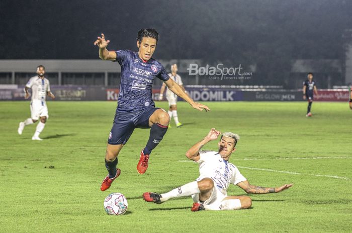 Gelandang PSIS Semarang, Jonathan Cantillana (kanan), sedang berusaha menghalau bola yang dikuasai pemain Arema FC, Hanif Sjahbandi (kiri), Kiper PSIS Semarang, Jandia Eka Putra, nampak sedang ditandu keluar lapangan saat laga pekan keempat Liga 1 2021 di Stadion Madya, Senayan, Jakarta, 25 Septembe