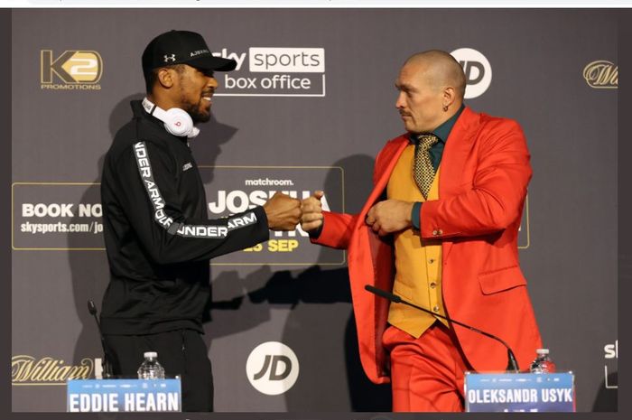 Anthony Joshua (kiri) dan Oleksandr Usyk (kanan) saat memperlihatkan bentuk respect.