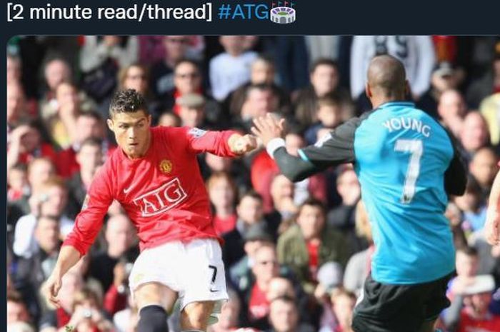 Cristiano Ronaldo dan Ashley Young saat berduel dalam partai Manchester United vs Aston Villa.