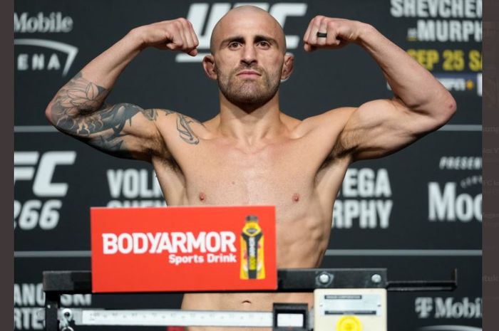 Juara kelas bulu UFC, Alexander Volkanovski.