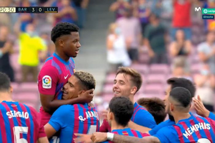 Ansu Fati (atas) mencetak gol dalam penampilan perdananya pascacedera saat Barcelona menjamu Levante, 26 September 2021.