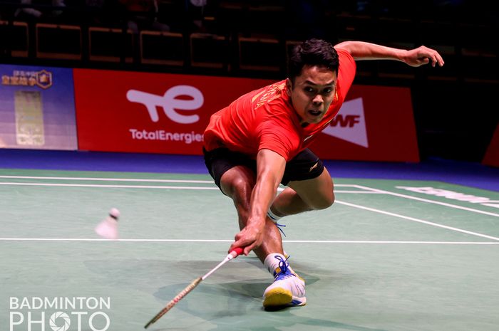 Pemain tunggal putra Indonesia, Anthony Sinisuka Ginting, saat bertanding melawan wakil NFBR (Rusia), Ivan Sozonov, dalam pertandingan penyisihan Grup C Sudirman Cup 2021 di Energiaa Arena, Vantaa, Finlandia, Minggu (26/9/2021).