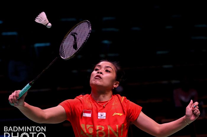 Pebulu tangkis tunggal putri Indonesia, Gregoria Mariska Tunjung, saat bertanding melawan wakil NFBR (Rusia), Anastasiia Shapovalova, pada pertandingan penyisihan Grup C Sudirman Cup 2021 di Energiaa Arena, Vantaa, Finlandia, Minggu (26/9/2021).