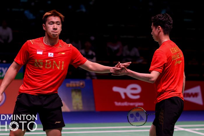 Pasangan ganda putra Indonesia, Marcus Fernaldi Gideon/Kevin Sanjaya Sukamuljo, saat menjalani pertandingan melawan wakil NFBR (Rusia) Vladimir Ivanov/Ivan Sozonov dalam pertandingan penyisihan Grup C Sudirman Cup 2021 di Energiaa Arena, Vantaa, Finlandia, Minggu (26/9/2021).