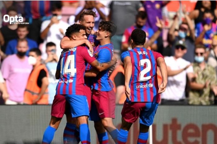 Luuk de Jong dikerubuti rekan setimnya usai mencetak gol Barcelona ke gawang Levante pada lanjutan Liga Spanyol di Camp Nou, 26 September 2021.