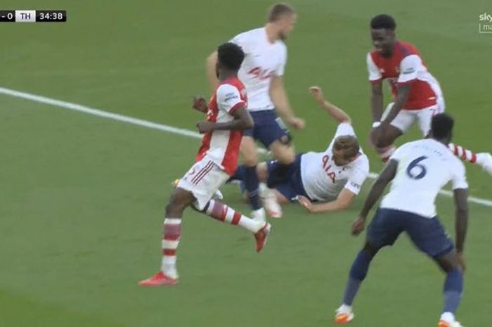 Aksi bocah Arsenal, Bukayo Saka, membuat Harry Kane sampai menggelosor demi menahan gol, tapi tetap saja Tottenham Hotspur keok pada babak pertama.