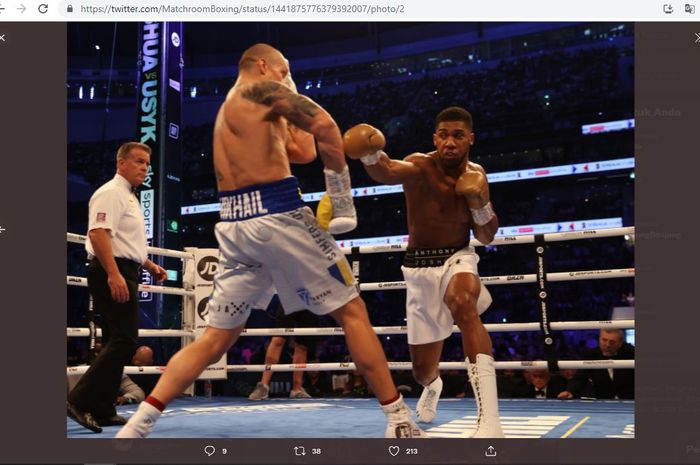 Anthony Joshua (kiri) saat berusaha memukul Oleksandr Usyk (kanan) di Tottenham Hotspur Stadium, London, Inggris, Minggu (26/9/2021).