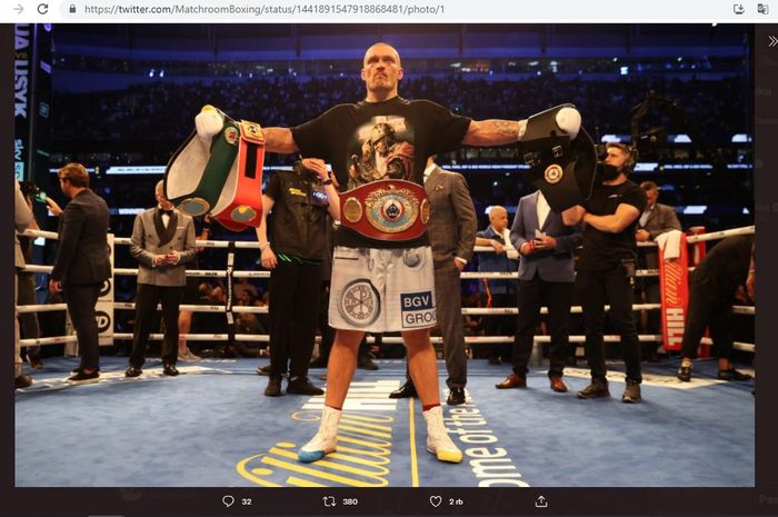 Oleksandr Usyk saat memamerkan sabuk juara WBO, WBA, IBO, dan IBF yang telah direbut dari tangan Anthony Joshua di Tottenham Hotspur Stadium, London, Inggris, Minggu (26/9/2021).