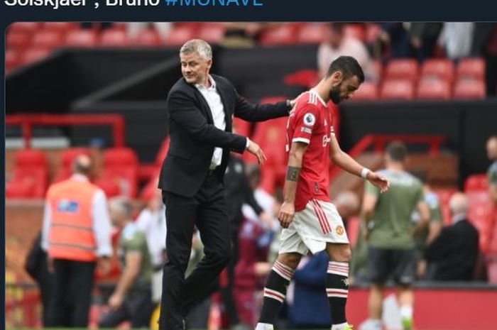 Ole Gunnar Solskjaer menghibur Bruno Fernandes selepas laga Manchester United vs Aston Villa berakhir di Old Trafford dalam lanjutan Liga Inggris, 25 September 2021.