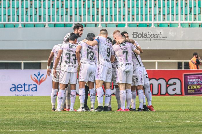 Skuat Bali United sedang melakukan briefing dalam laga pekan keempat Liga 1 2021 di Stadion Pakansari, Bogor, Jawa Barat, 24 September 2021.