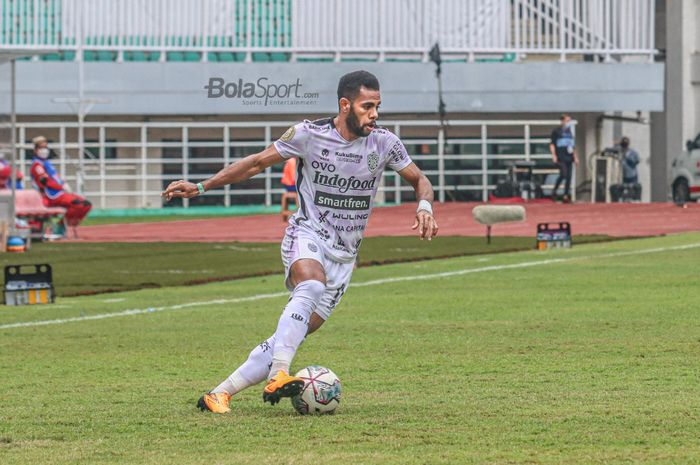 Pemain sayap kiri Bali United, Yabes Roni, sedang menguasai bola dalam laga pekan keempat Liga 1 2021 di Stadion Pakansari, Bogor, Jawa Barat, 24 September 2021.