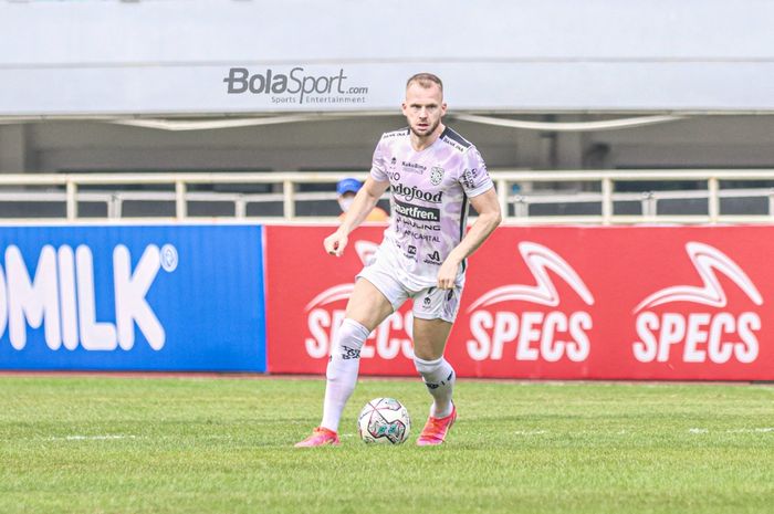 Striker asing Bali United, Melvin Platje, sedang menguasai bola dalam laga pekan keempat Liga 1 2021 di Stadion Pakansari, Bogor, Jawa Barat, 24 September 2021.