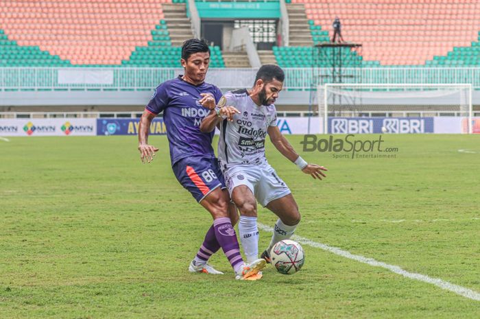 Pemain sayap kiri Bali United, Yabes Roni (kanan), sedang menguasai bola dan dijaga ketat oleh pilar Persita Tangerang, Irsyad Maulana (kiri, dalam laga pekan keempat Liga 1 2021 di Stadion Pakansari, Bogor, Jawa Barat, 24 September 2021.