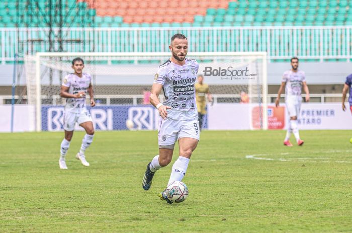 Striker Bali United, Ilija Spasojevic, sedang menggiring bola dalam laga pekan keempat Liga 1 2021 di Stadion Pakansari, Bogor, Jawa Barat, 24 September 2021.