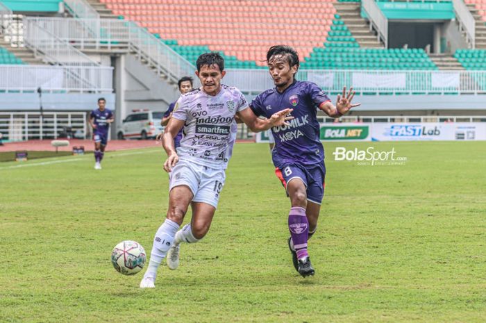 Gelandang Persita Tangerang, Taufik Febriyanto (kanan), sedang menjaga ketat pergerakan pemain Bali United, Rizky Pellu (kiri), dalam laga pekan keempat Liga 1 2021 di Stadion Pakansari, Bogor, Jawa Barat, 24 September 2021.