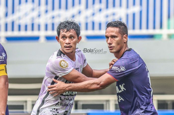 Gelandang Persita Tangerang, Raphael Maitimo (kanan), sedang berusaha mengawal ketat pemain Bali United, Rizky Pellu (kiri), dalam laga pekan keempat Liga 1 2021 di Stadion Pakansari, Bogor, Jawa Barat, 24 September 2021.