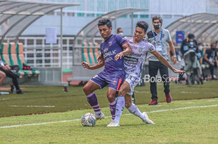 Pemain sayap kanan Persita Tangerang, Irsyad Maulana (kiri), sedang berebut bola dengan bek Bali United, I Made Andhika Wijaya (kanan), dalam laga pekan keempat Liga 1 2021 di Stadion Pakansari, Bogor, Jawa Barat, 24 September 2021.