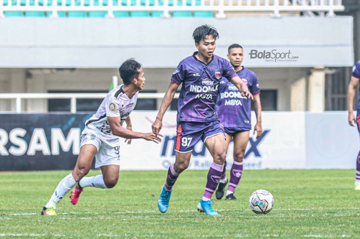 Bek sayap kiri Persita Tangerang, Edo Febriansyah (tengah), sedang menguasai bola dalam laga pekan keempat Liga 1 2021 di Stadion Pakansari, Bogor, Jawa Barat, 24 September 2021.