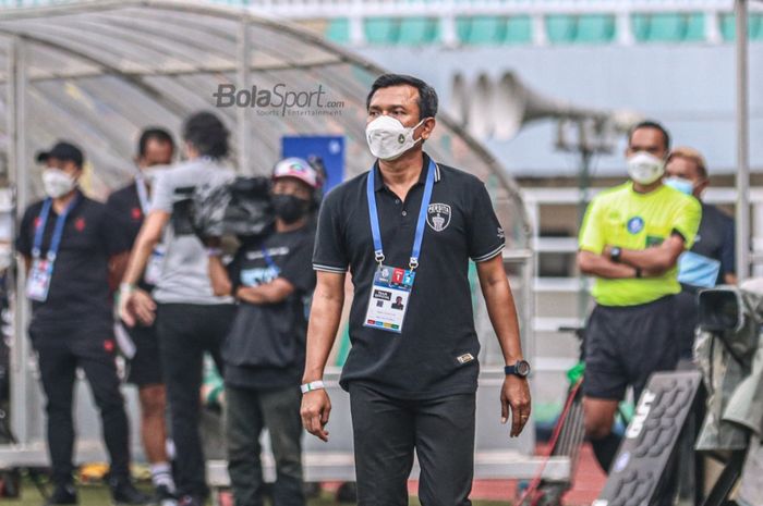 Pelatih Persita Tangerang, Widodo Cahyono Putro, sedang memantau para pemainnya dalam laga pekan keempat Liga 1 2021 di Stadion Pakansari, Bogor, Jawa Barat, 24 September 2021..