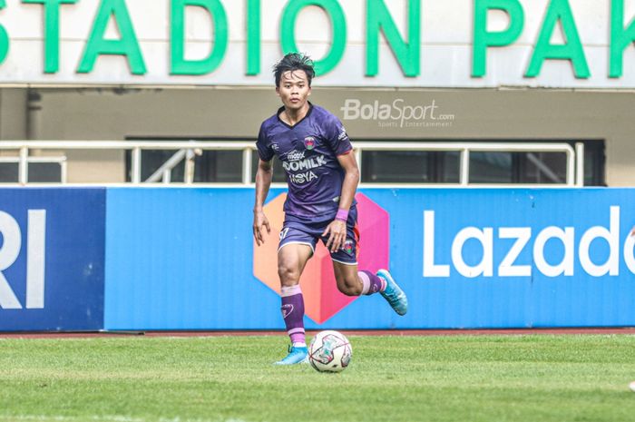 Bek sayap kiri Persita Tangerang, Edo Febriansyah, sedang menguasai bola dalam laga pekan keempat Liga 1 2021 di Stadion Pakansari, Bogor, Jawa Barat, 24 September 2021.