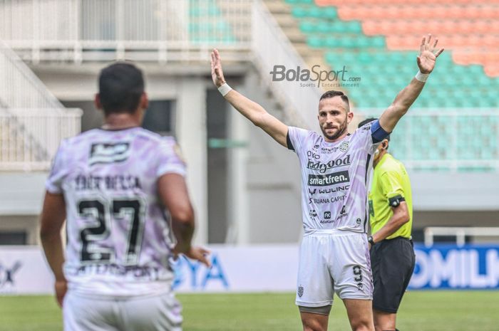 Penyerang Bali United, Ilija Spasojevic (kanan), sedang mengangkat tangannya dalam laga pekan keempat Liga 1 2021 di Stadion Pakansari, Bogor, Jawa Barat, 24 September 2021.