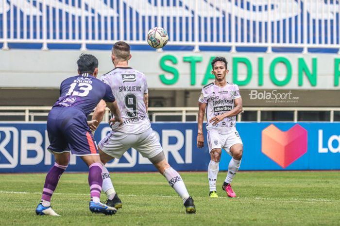 Pemain sayap kiri Bali United, Muhammad Rahmat (kanan), sedang memberikan operan dalam laga pekan keempat Liga 1 2021 di Stadion Pakansari, Bogor, Jawa Barat, 24 September 2021.