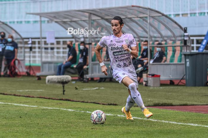 Bek sayap kanan Bali United, Gavin Kwan, sedang menguasai bola dalam laga pekan keempat Liga 1 2021 di Stadion Pakansari, Bogor, Jawa Barat, 24 September 2021.